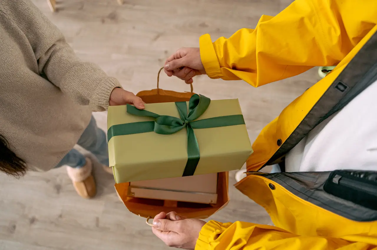 Gift Shopping Online: Unwrapping the Advantages